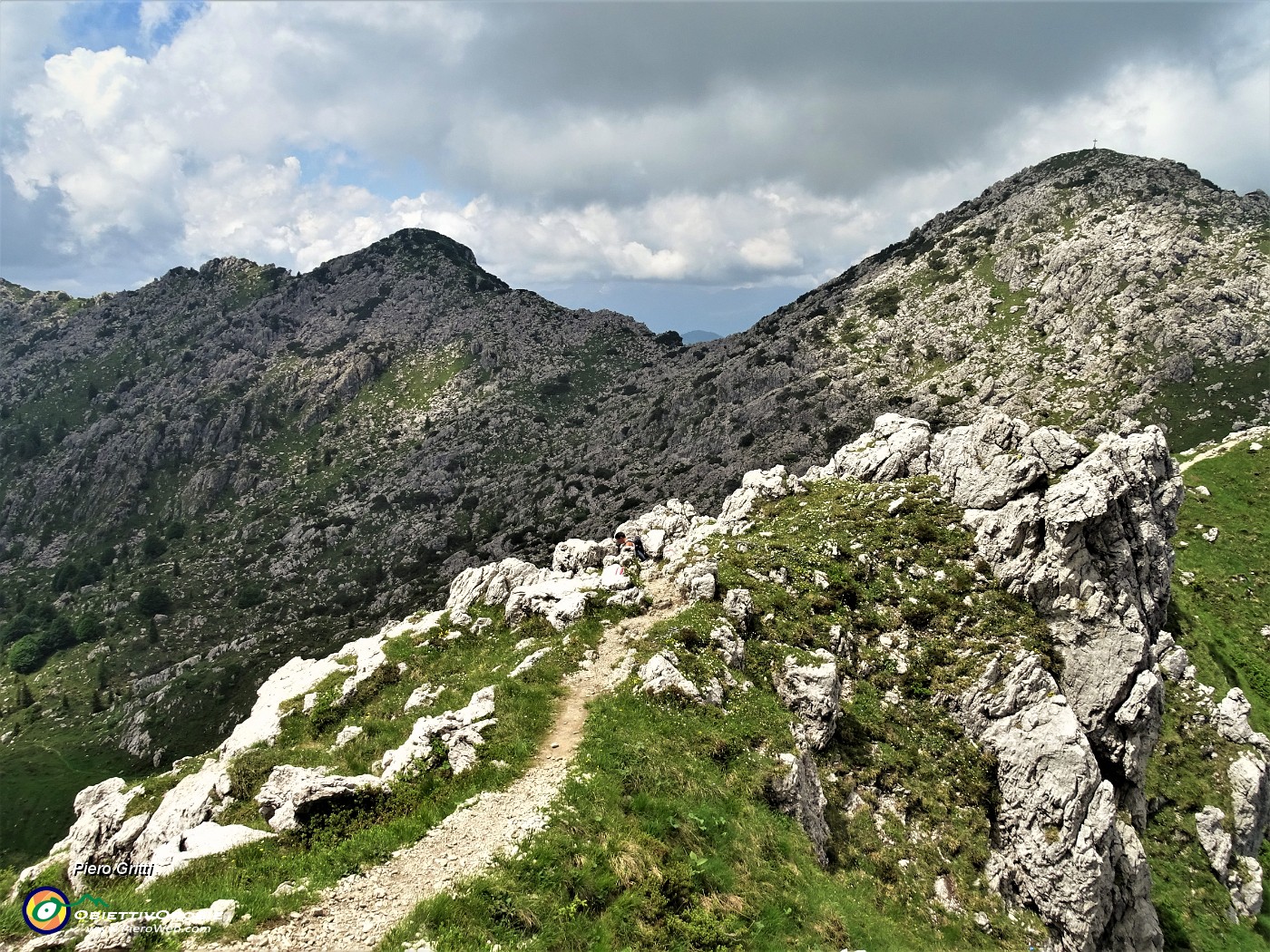 65 Sulla Cima Croce splende il sole, tra poco ci saliamo.JPG